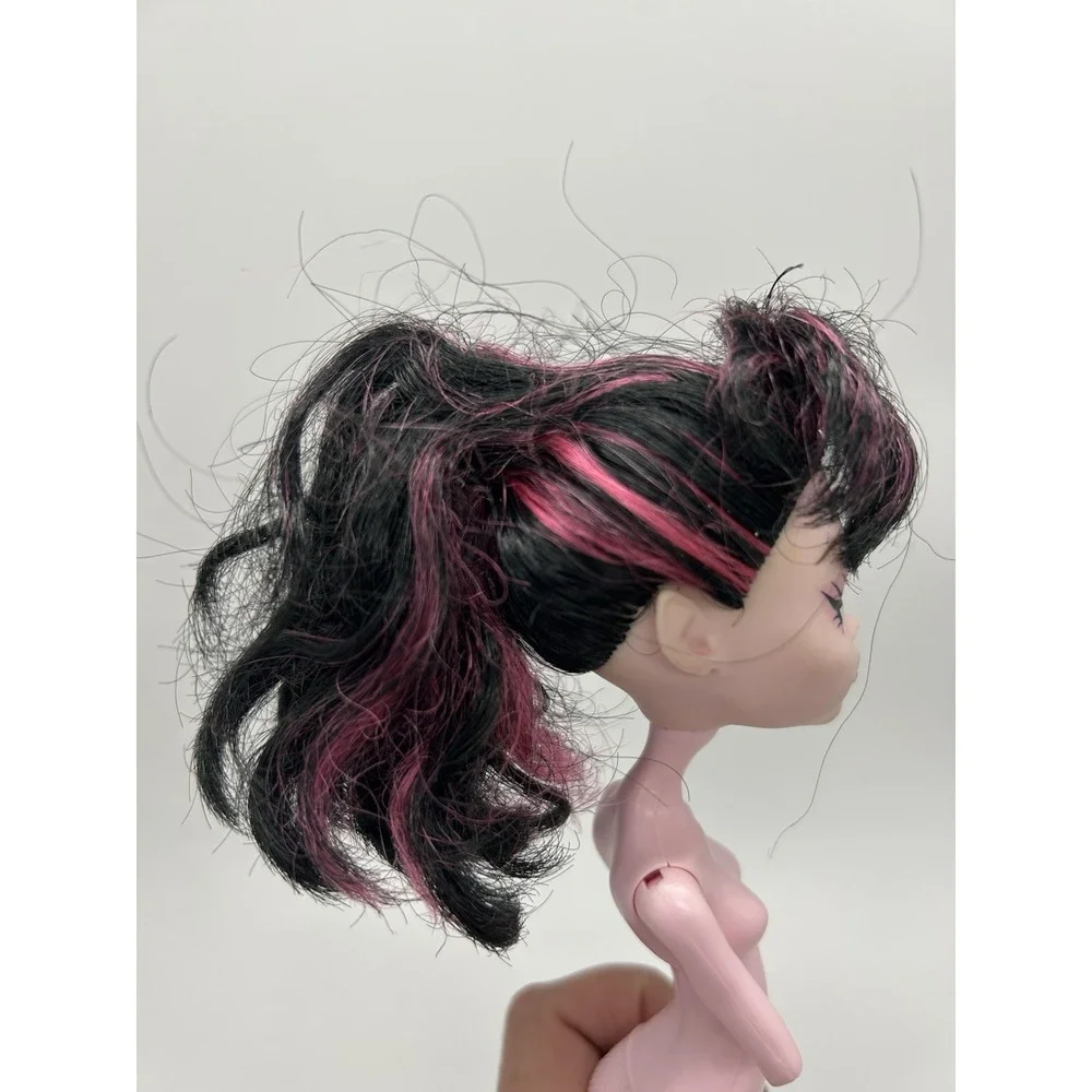 Mattel Monster High Draculaura 11in Fashion Doll Articulated Black/Pink Hair